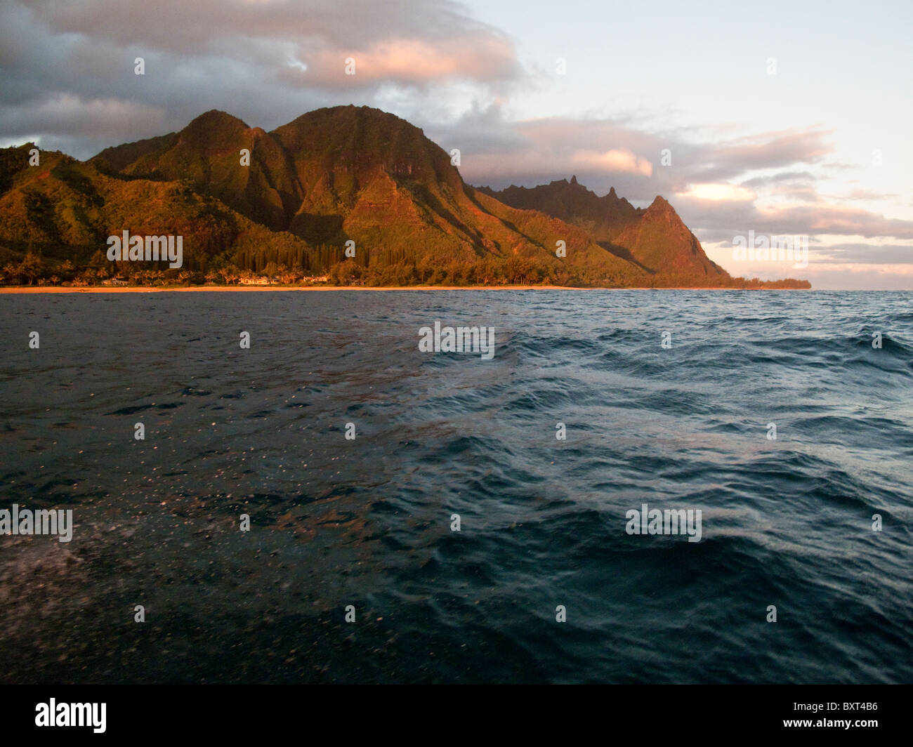 Vista de la playa y de las montañas de Hanalei visto desde un barco en la luz de la mañana temprano, la costa norte de Kauai Foto de stock