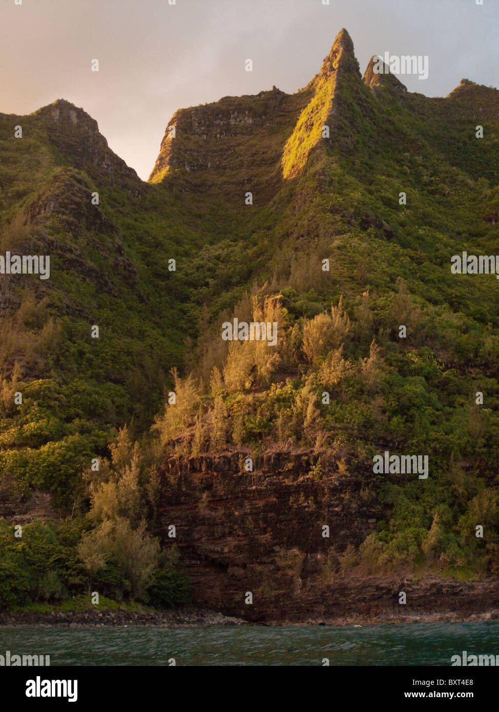 La luz de la mañana temprano en los acantilados a lo largo de la costa de Na Pali, Kauai Foto de stock