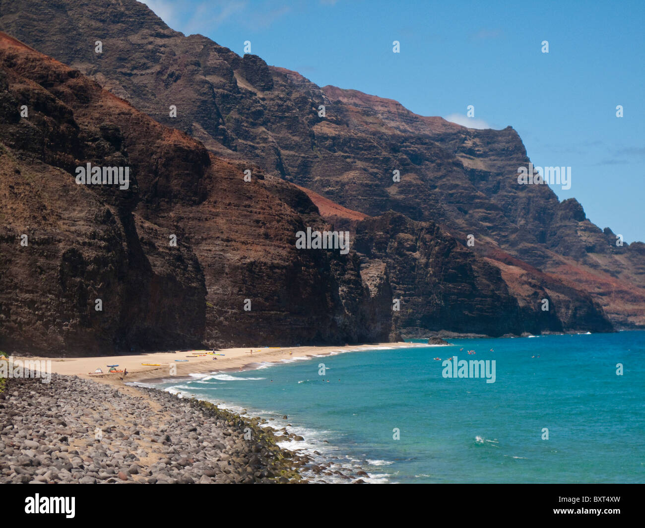 Kalaua playa en un día soleado, cerca de los acantilados de la costa de Na Pali, North Shore de Kauai Foto de stock