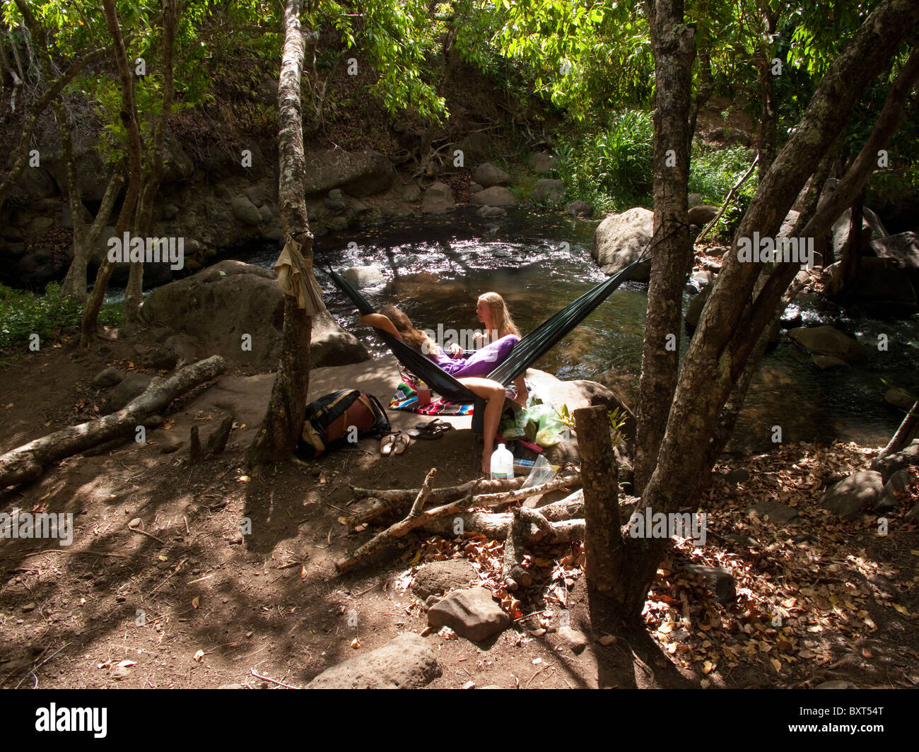 Dos mujeres relajándose en un camping en Valle Kalalau, Costa Na Pali, Kauai Foto de stock