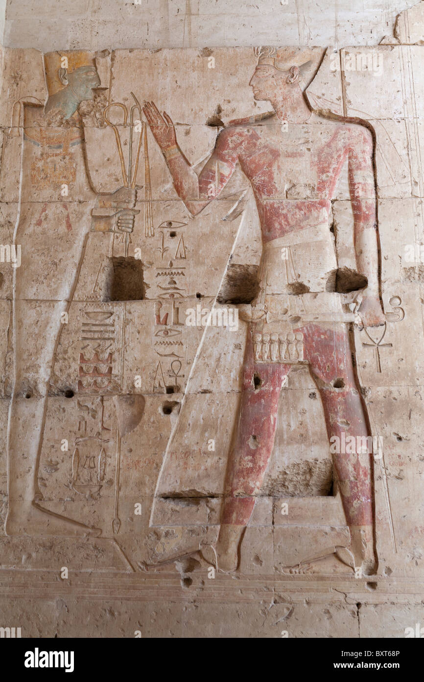 Mostrando alivio Ramsés enfrenta Ptah de santuario dentro del templo de Seti I en Abydos, Valle del Nilo Egipto Foto de stock