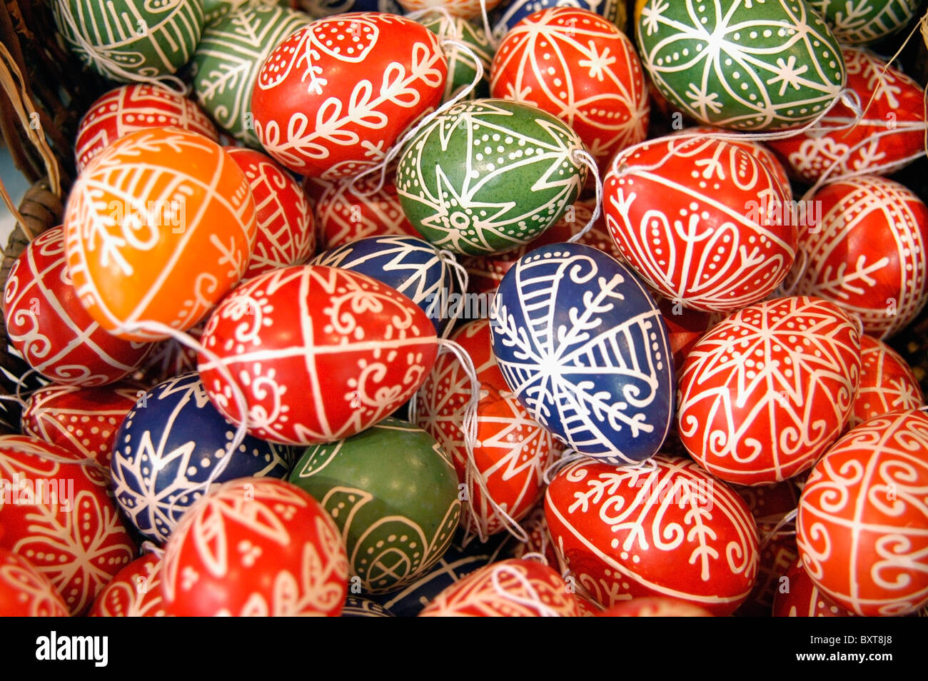 Huevos Hand-Painted tradicionales para la venta en la tienda de artesanía Foto de stock