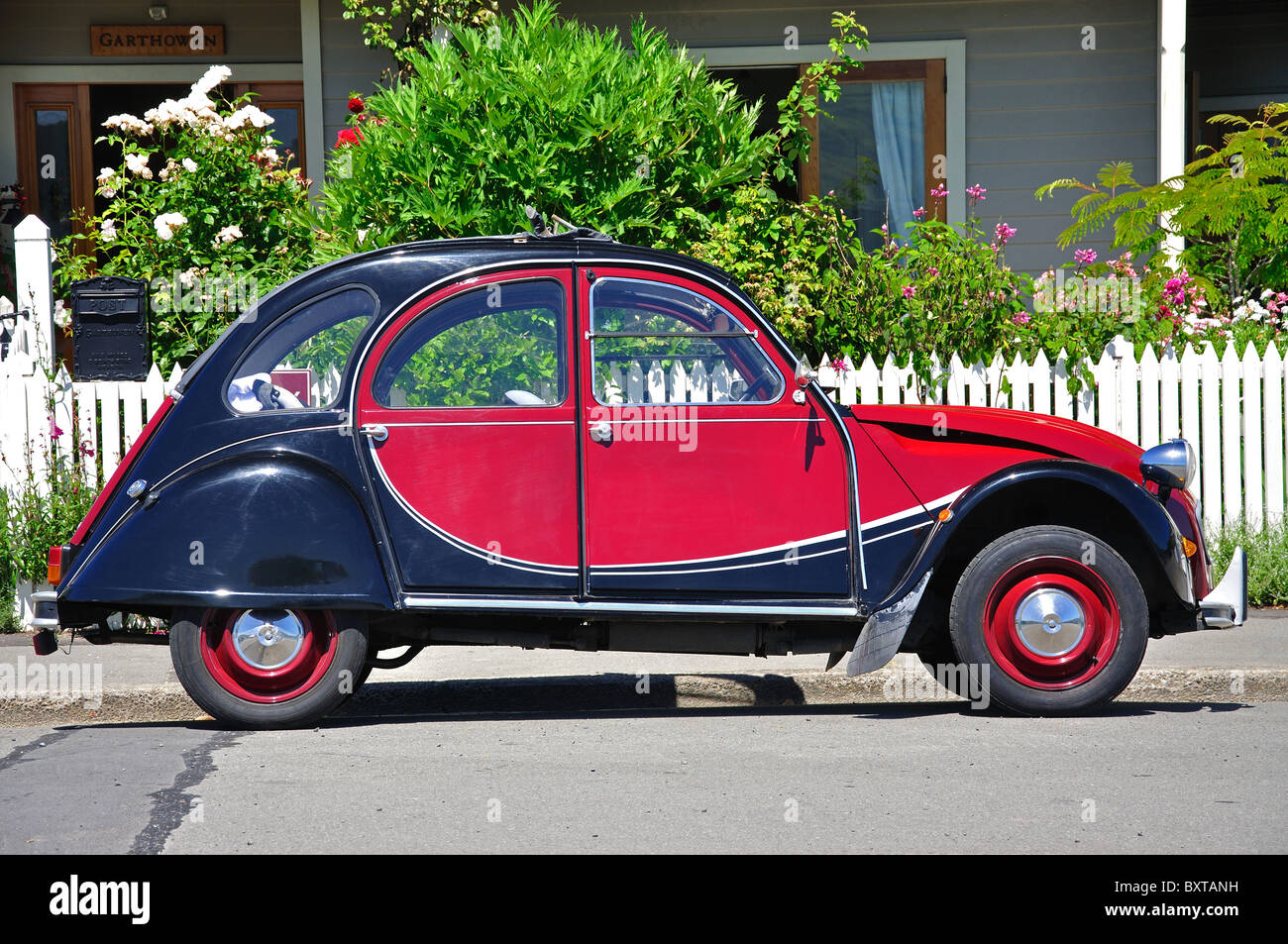 Citroën 2CV estacionado en la calle, Rue Lavaud, Akaroa, Península de Banks, Canterbury, Nueva Zelanda Foto de stock