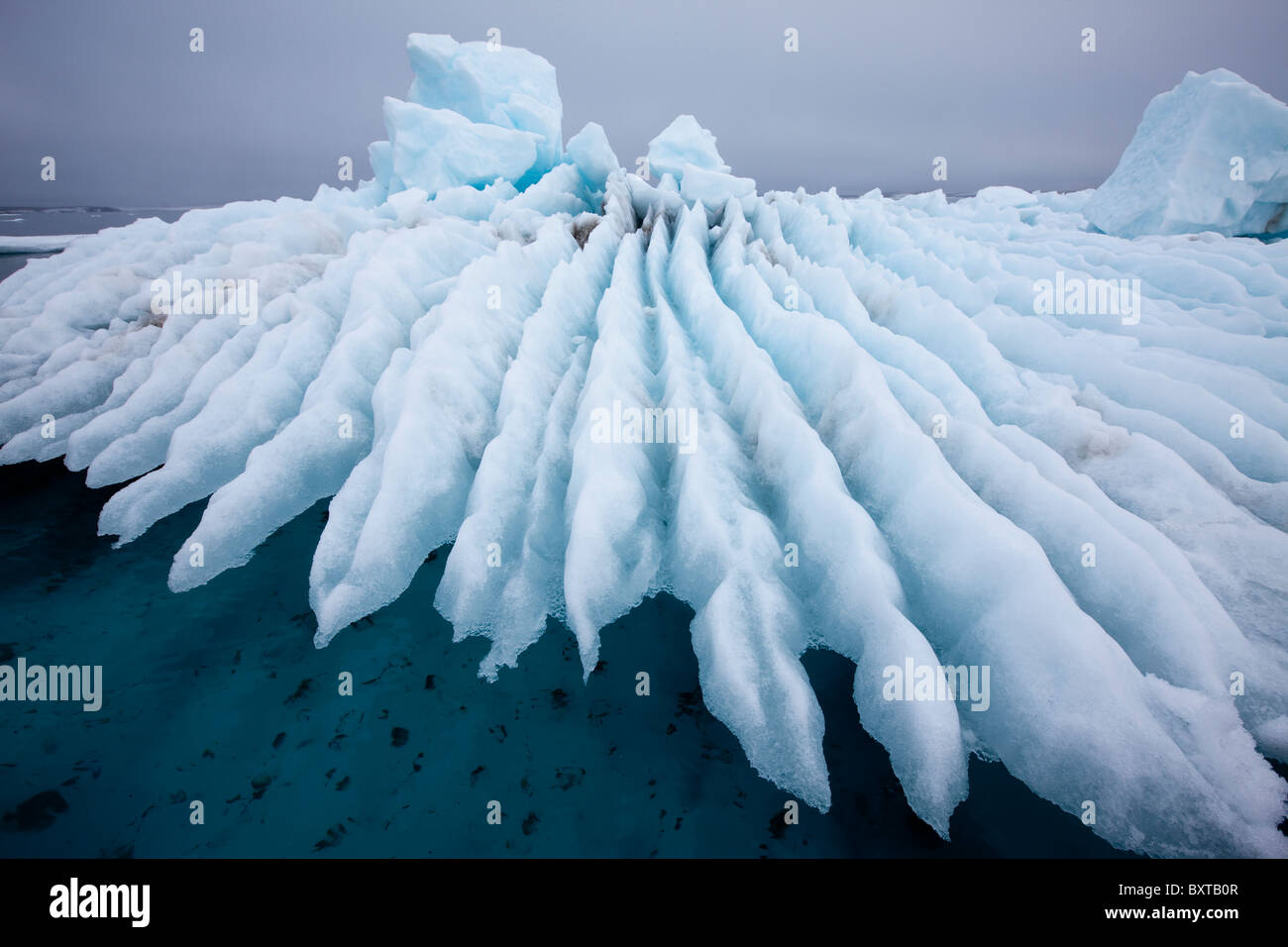 Noruega, Svalbard, Nordaustlandet, patrones irregulares en el derretimiento de los hielos marinos en la niebla a lo largo de Wahlberg Isla Foto de stock