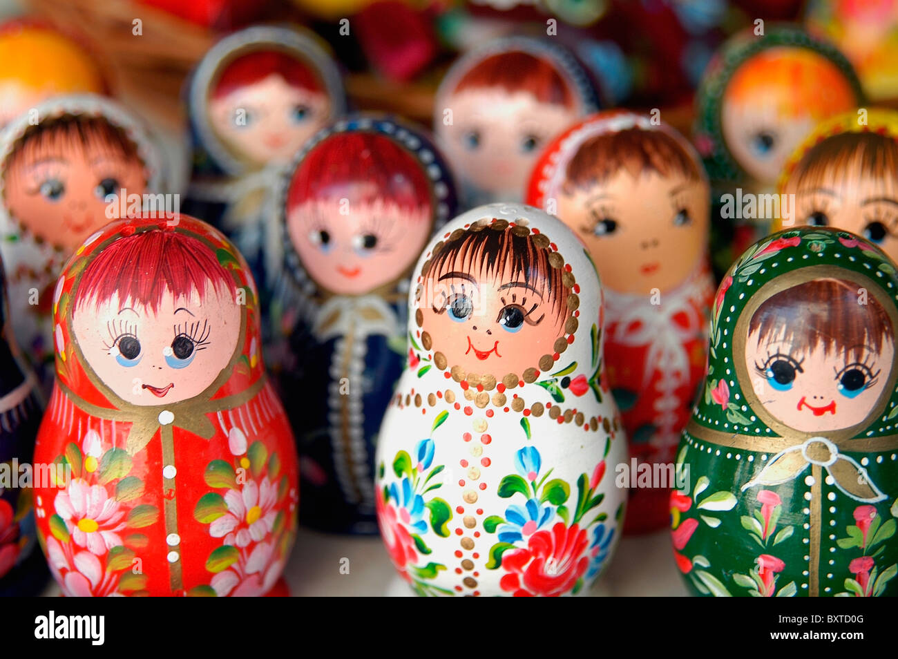Muñecas de madera pintadas fotografías e imágenes de alta resolución - Alamy