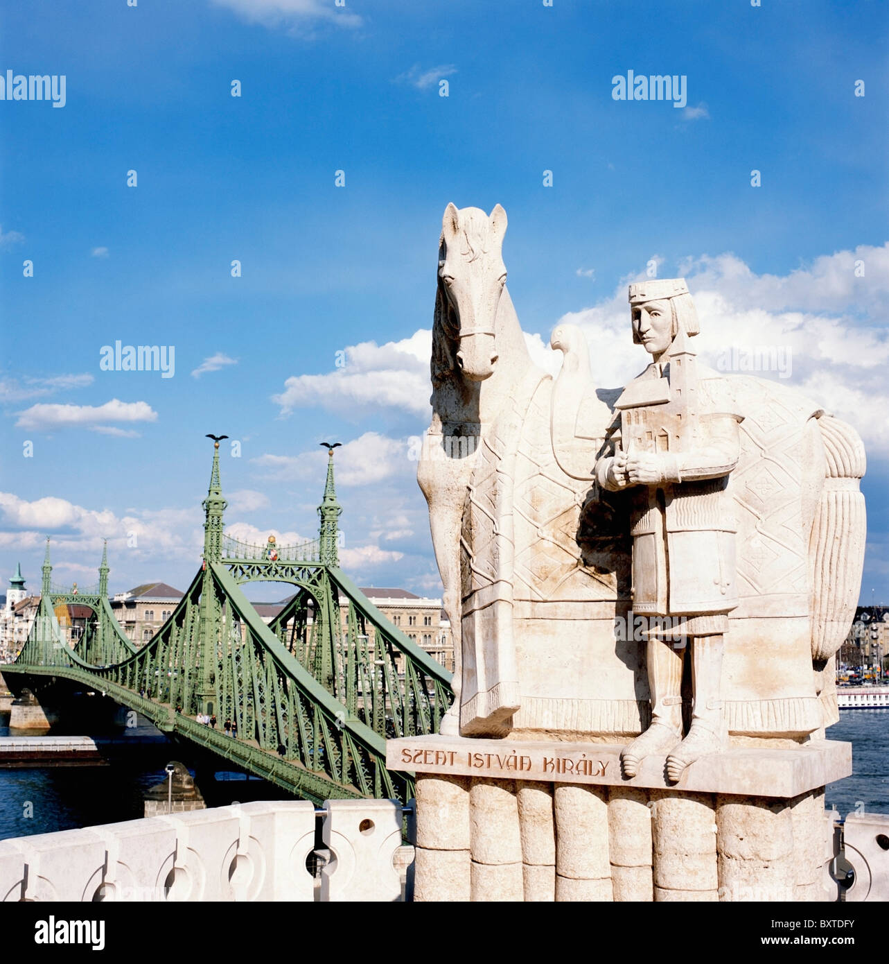 Estatua de San Istvan en Gellert Hill y Puente Liberty Foto de stock