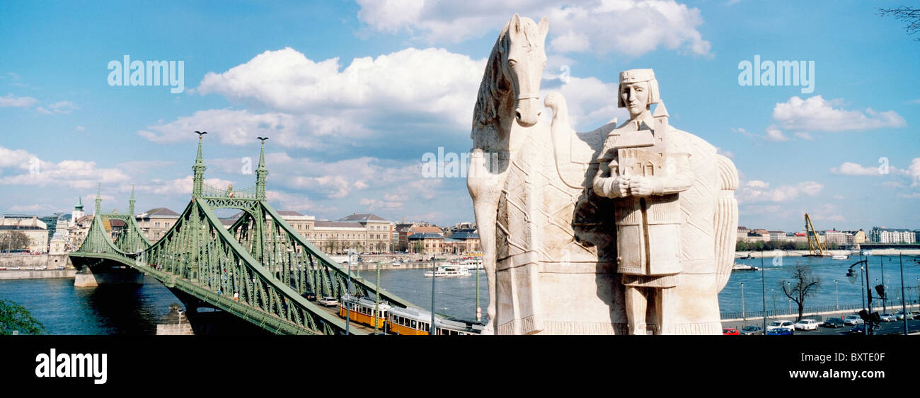 Estatua de San Istvan en Gellert Hill y Puente Liberty Foto de stock