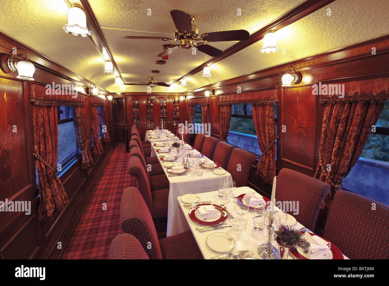 El Royal Scotsman Train. Vista interior del coche comedor. Foto de stock