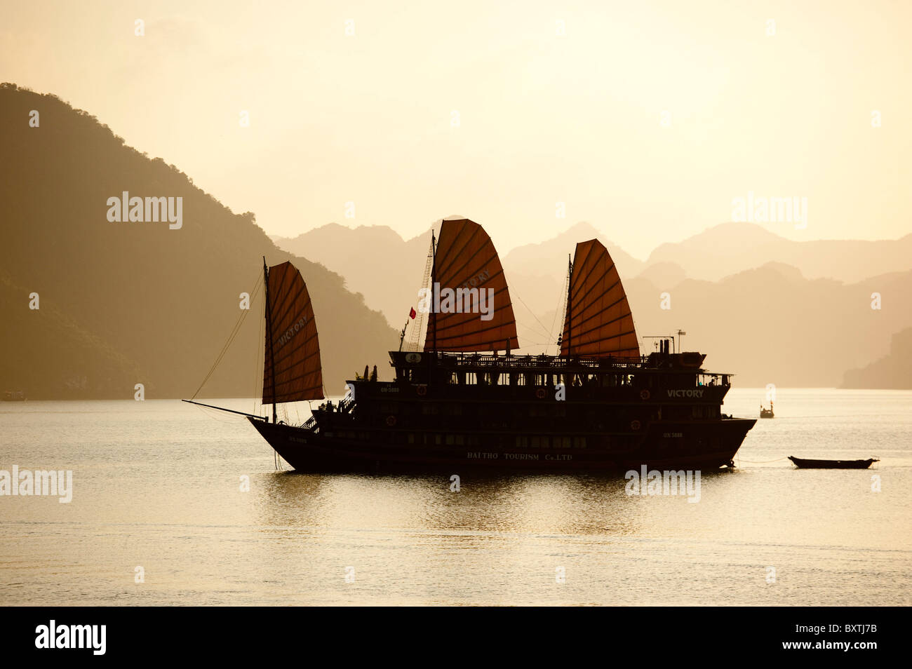 Junk navegando en la Bahía de Halong, Vietnam Foto de stock