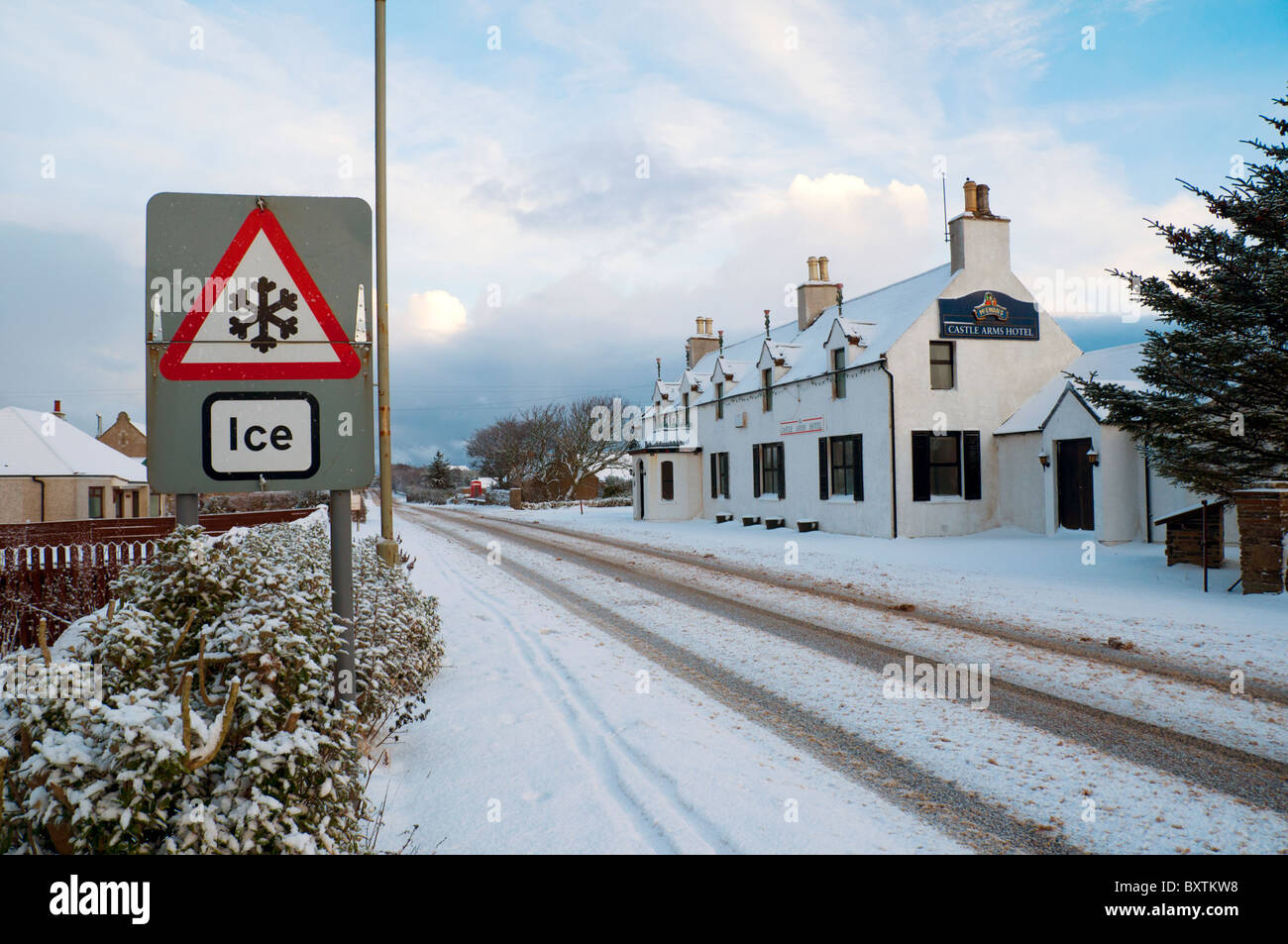 El principal signo en Thurso a John o'Groats road, el A836, cubiertas de nieve en invierno. En la aldea de Mey, Caithness, Escocia, Reino Unido Foto de stock