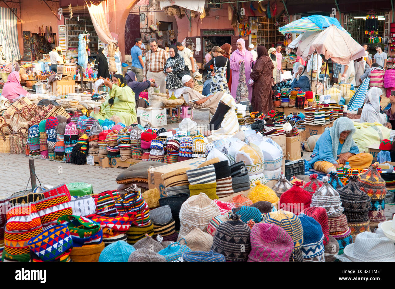 El souq mercados al aire libre en la Medina de Marrakech, Marruecos, el Norte de África. Foto de stock