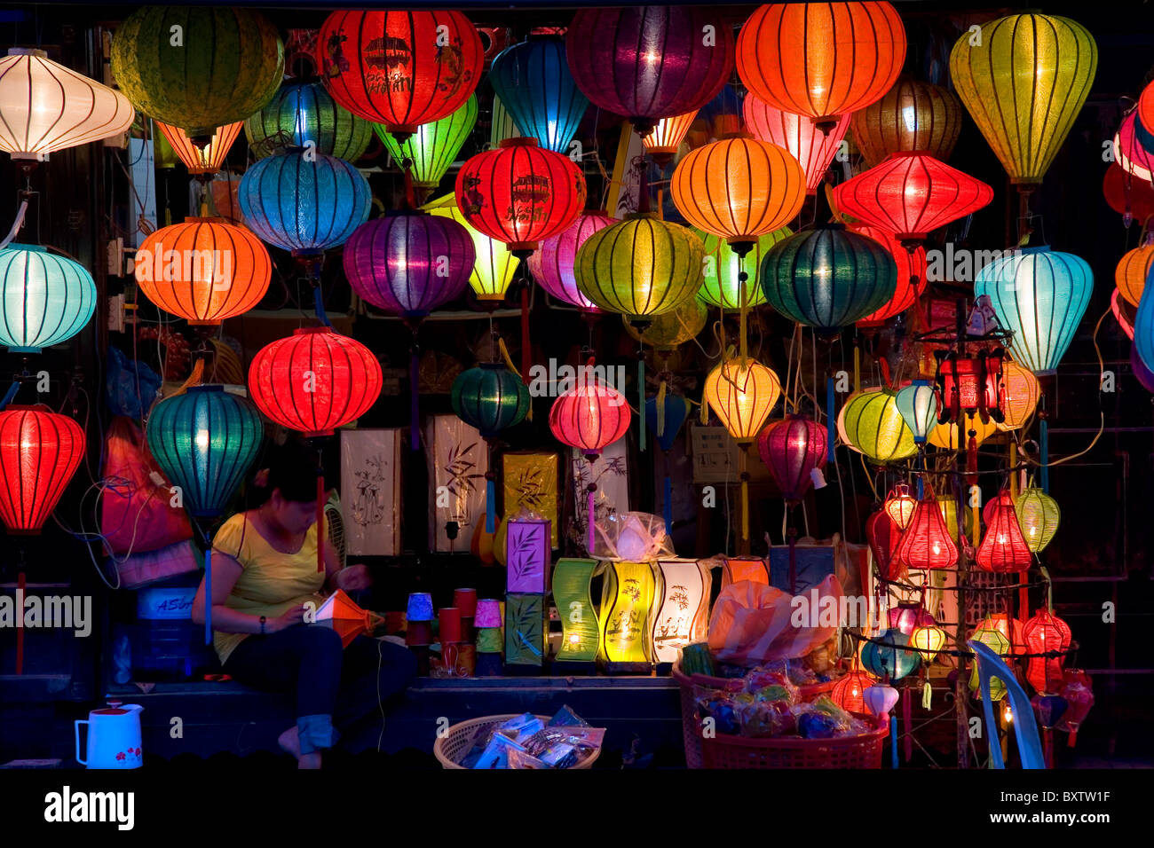 Linternas tienda artesanal en la noche. Hoi An, Vietnam, Asia. Foto de stock
