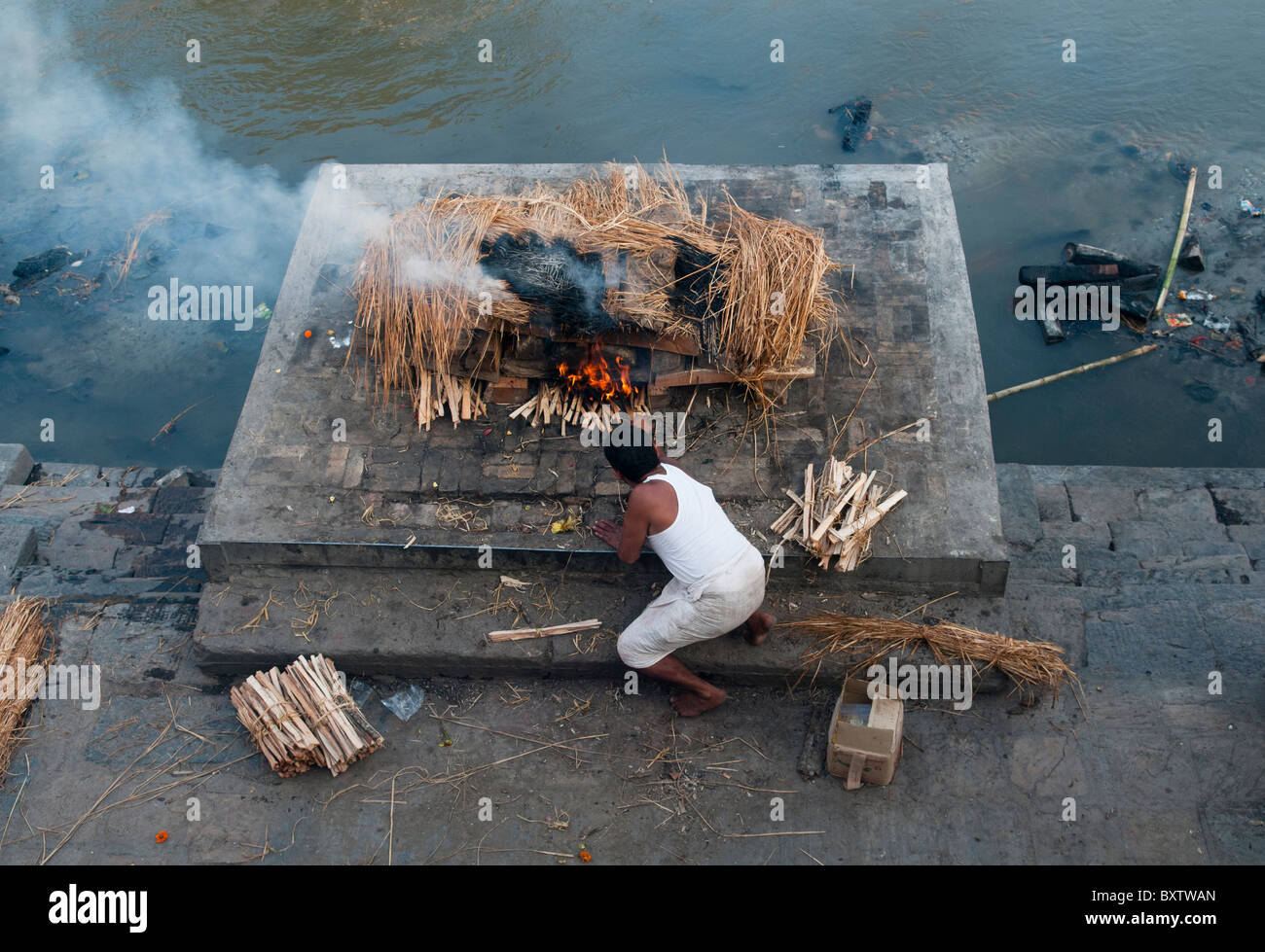 Ceremonia de cremación en el Río Bagmati en el templo Pahsupatinath en Katmandú, Nepal Foto de stock