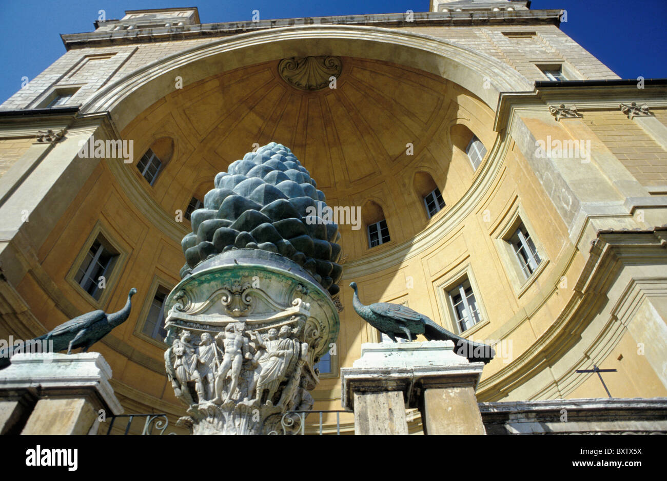 Museo Vaticano Exterior, Vista de ángulo bajo Foto de stock