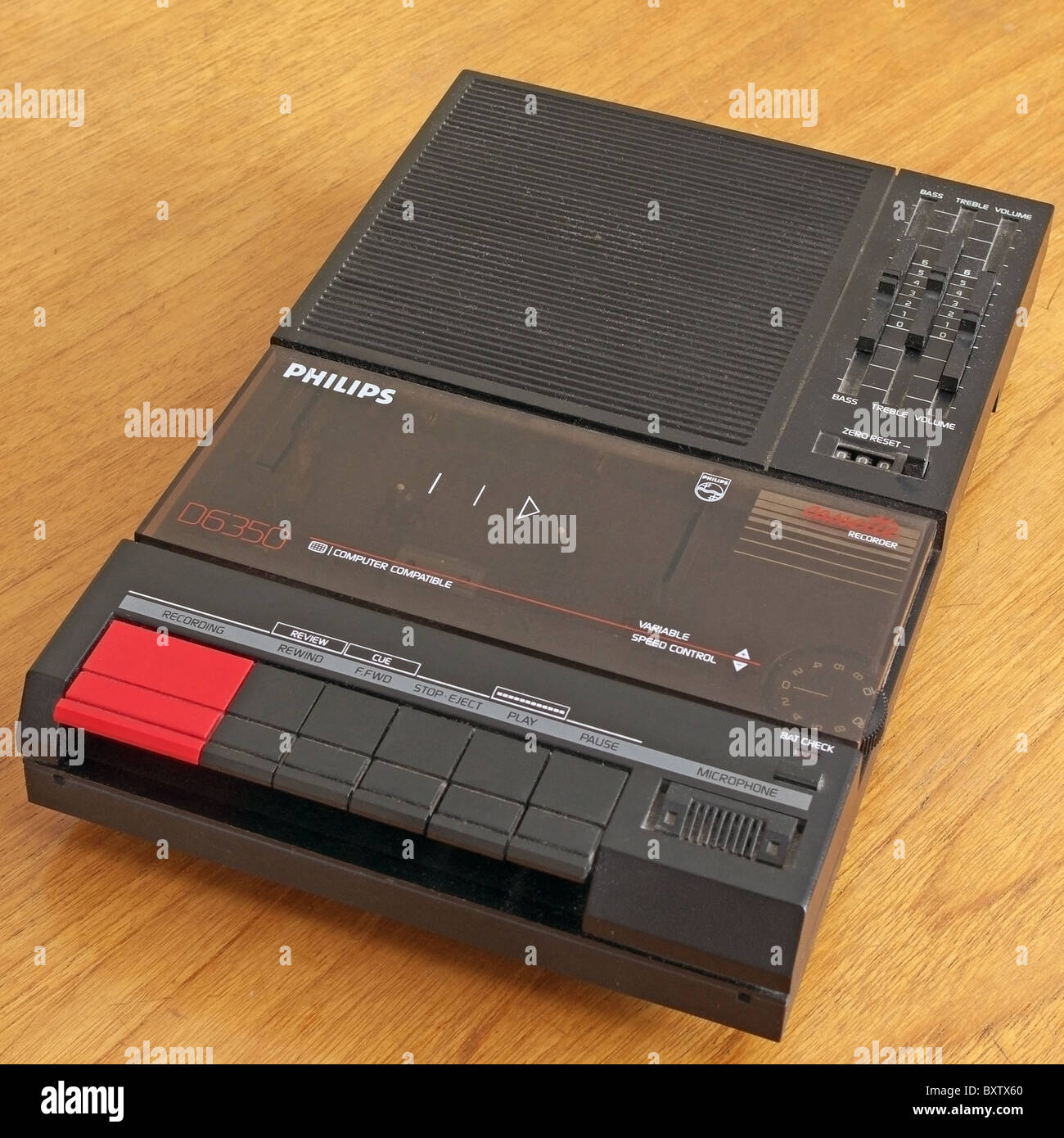 Un 1980's marca Philips Grabador y reproductor de cintas de audio sobre una mesa, REINO UNIDO Foto de stock