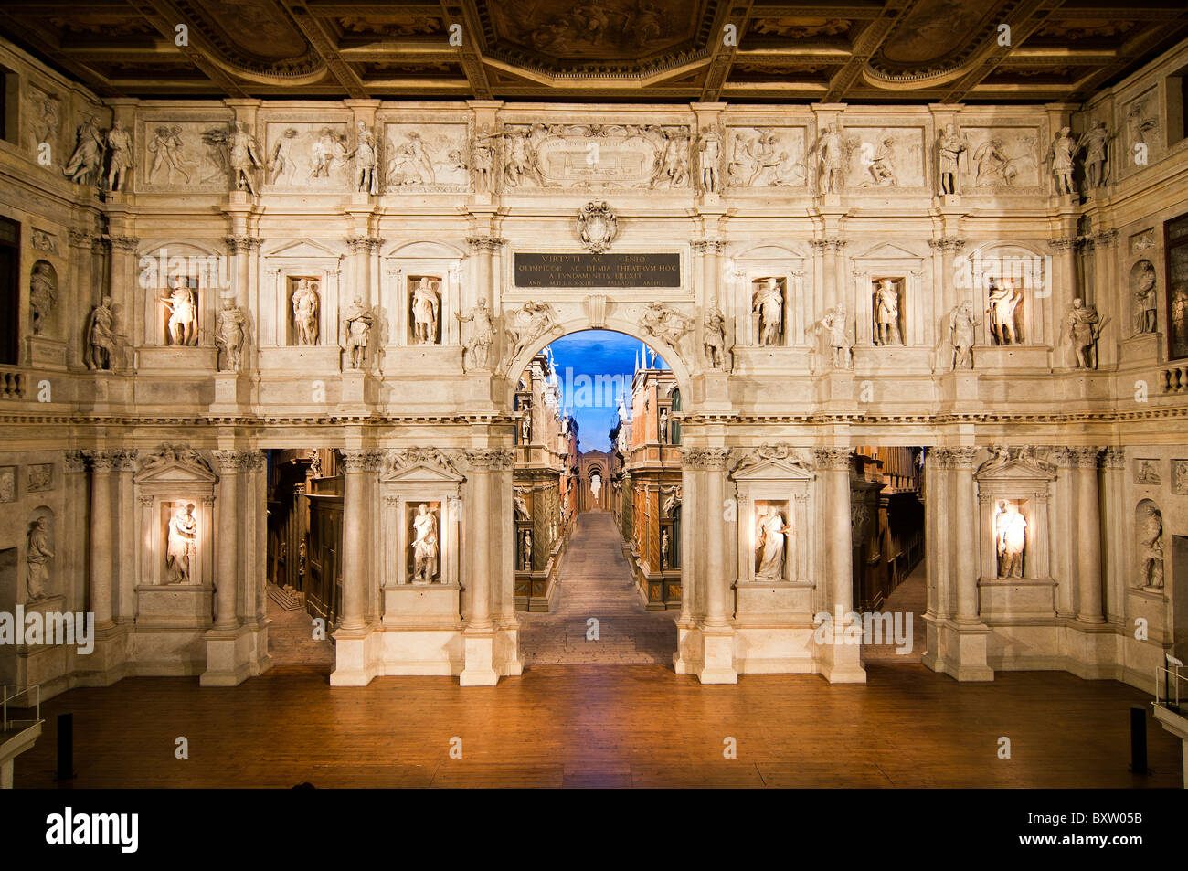 Vista de la escena tridimensional del Teatro Olímpico o el Teatro Olímpico, diseñado por el arquitecto Andrea Palladio, Vicenza, Italia Foto de stock