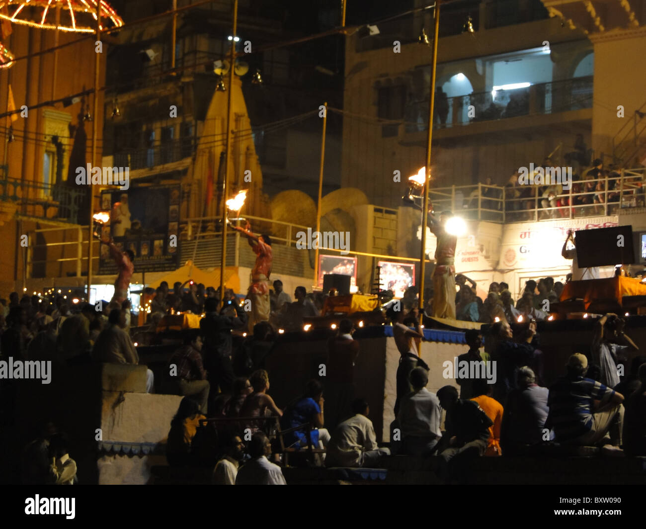 Los jóvenes sacerdotes brahmanes conducta aarti servicio nocturno en Ghats del Ganges, el Nov 5, 2009, en Varanasi, India. Foto de stock