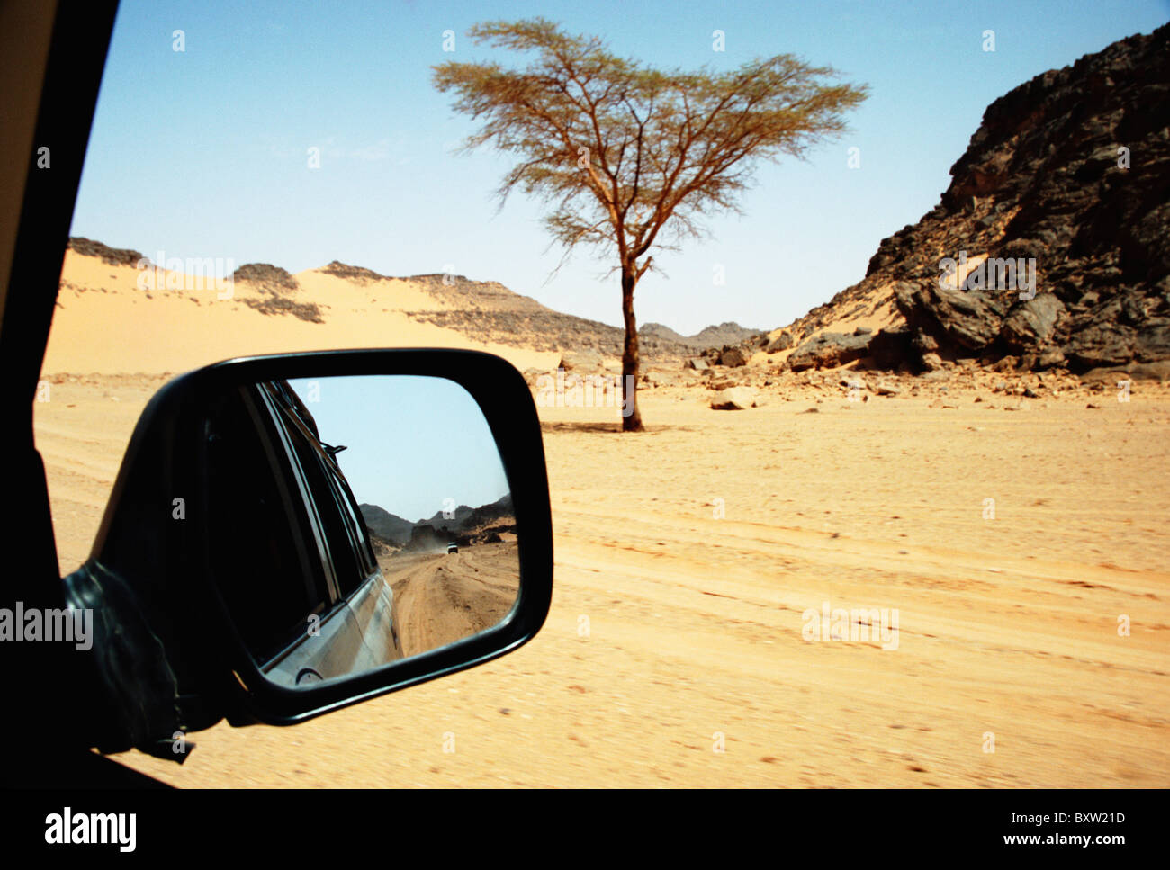 Ver en el espejo retrovisor Tadrart-Acacus Jeep Foto de stock