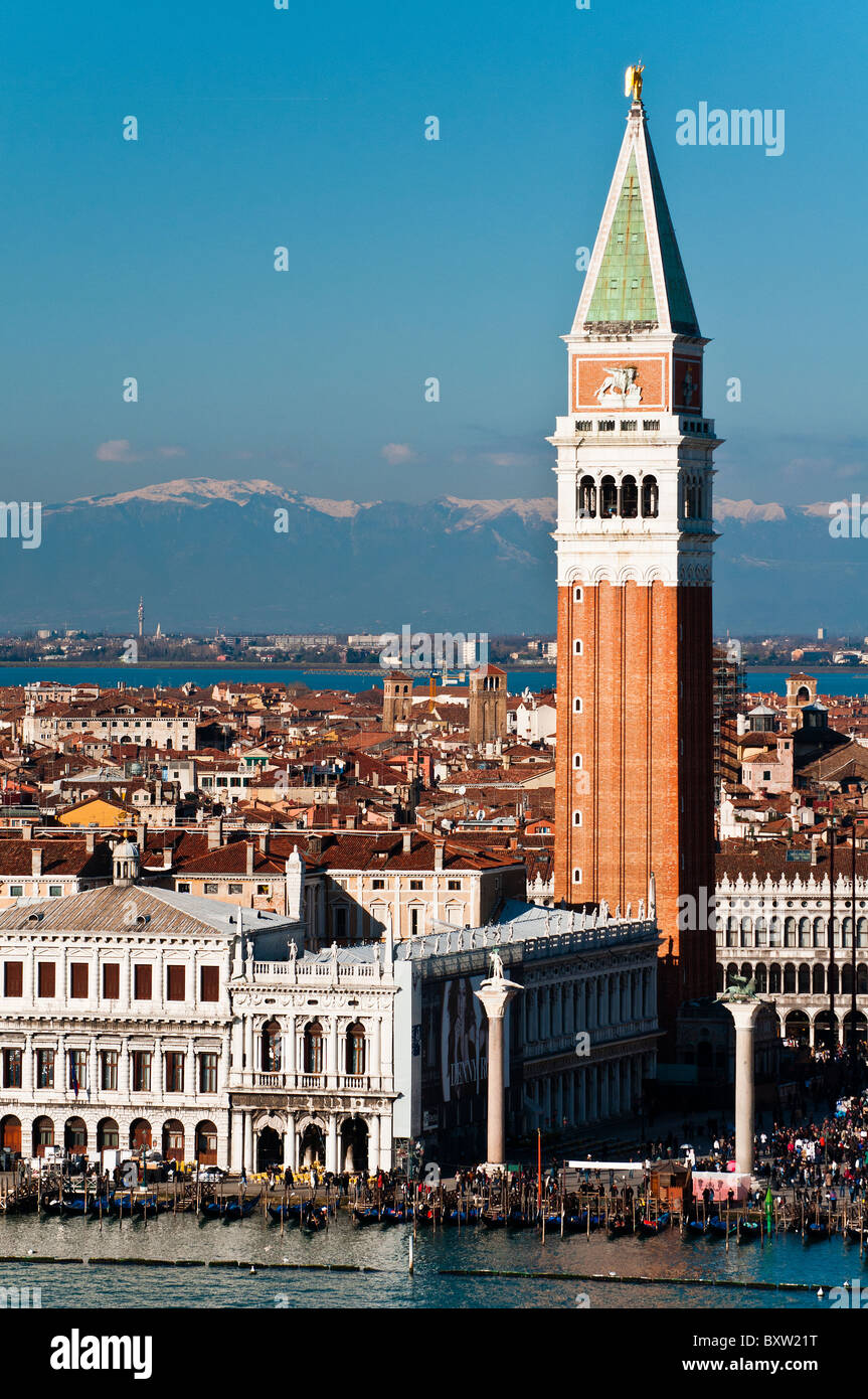 Vista invernal de el campanario de San Marcos en un brillante día soleado con las nevadas de Los Alpes al fondo, Venecia, Italia Foto de stock