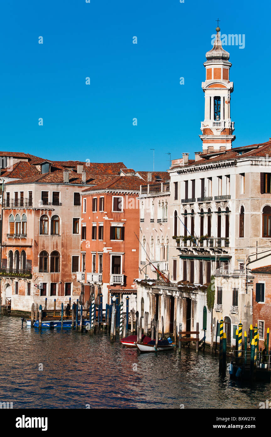 Un detalle pintoresco de bella Grand Canal (Canal Grande), brillando en la luz suave de la tarde, Venecia, Italia Foto de stock