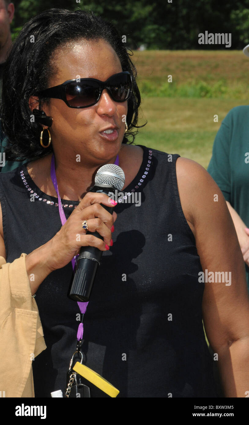 Mujer hablando en un evento comunitario en Edmonstorn, Maryland Foto de stock
