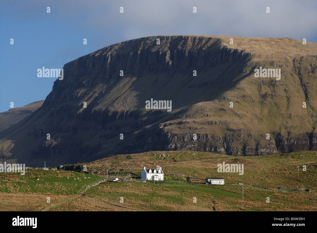 Sgurr Mor, Trotternish Ridge, y masías, Isla de Skye, Escocia, Reino Unido Foto de stock