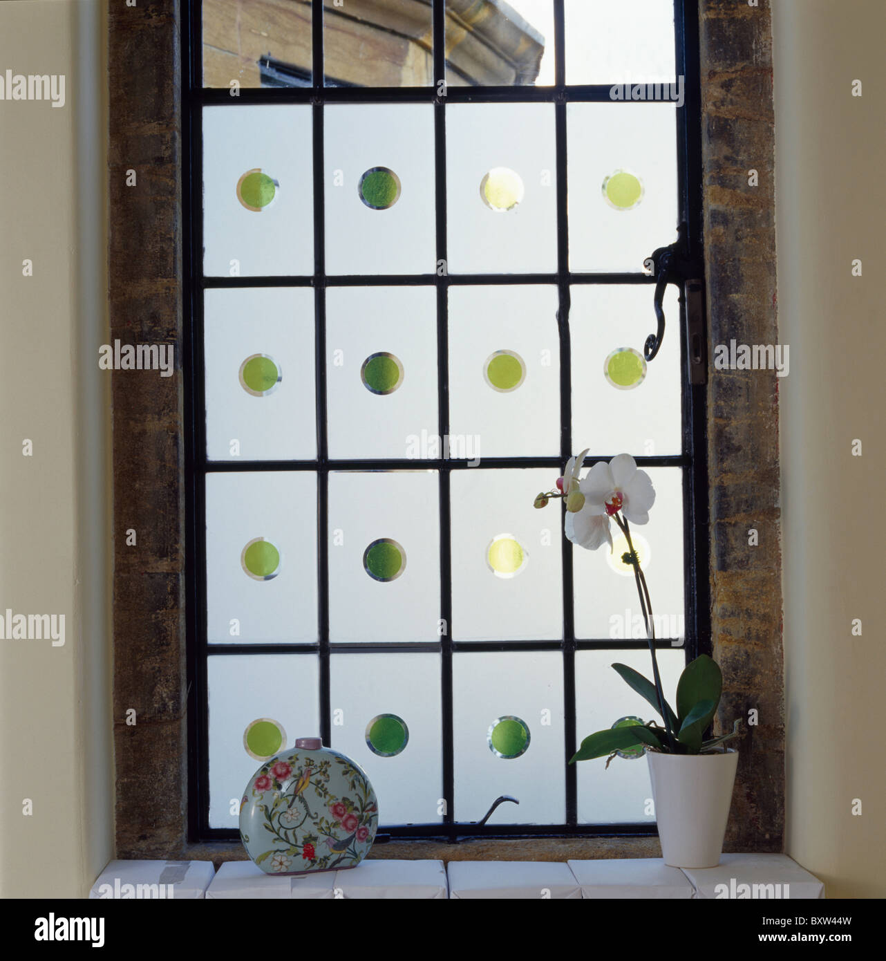 Cerca de la ventana con grabados a mano de vidrio opaco para ofrecer  privacidad Fotografía de stock - Alamy