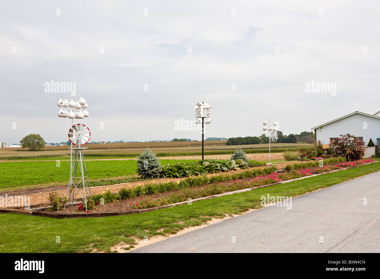 Birdhouses calabaza en jardín de flores en casa Amish en Lancaster County, Pennsylvania Foto de stock