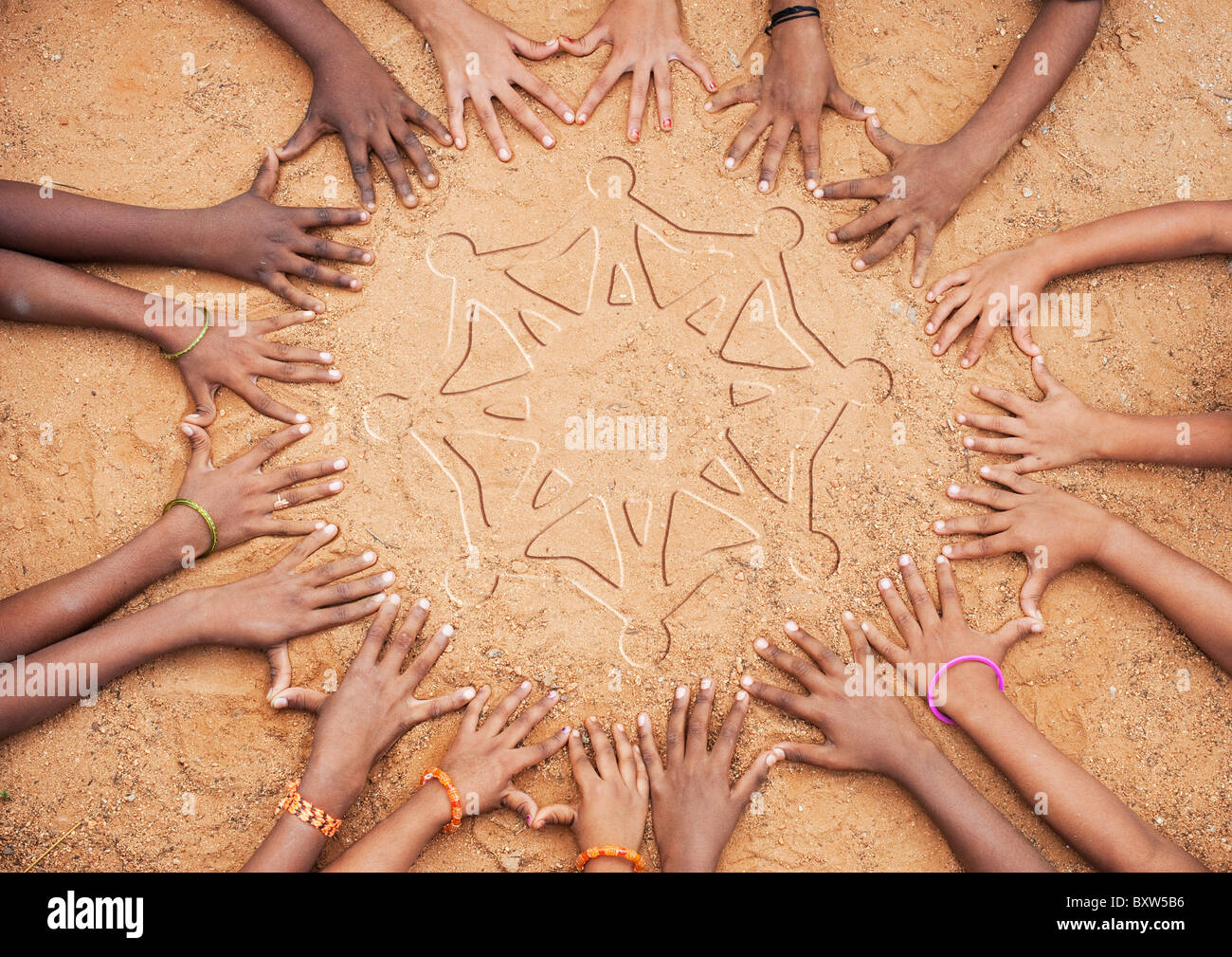 Las manos de los niños, formando un círculo con un símbolo mundial en el oriente. La India Foto de stock