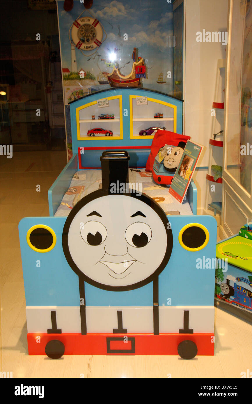 Hermoso y colorido con forma de tren kid's Mueble cama de una habitación de  cama infantiles Fotografía de stock - Alamy