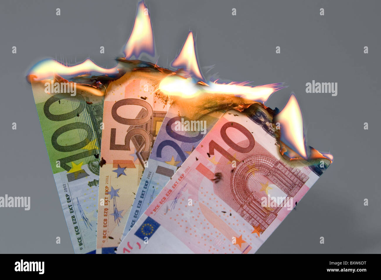 Quema de billetes de banco de la crisis de la moneda EUR esperado colapso de la moneda única imagen símbolo de la muerte del Euro Foto de stock