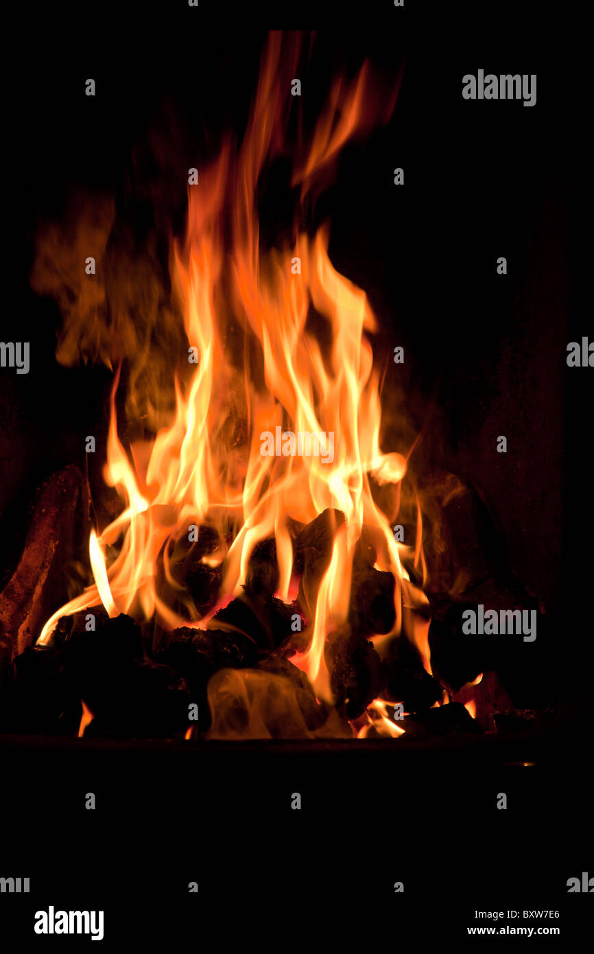 Llamas bailando en un verdadero fuego de carbón Foto de stock