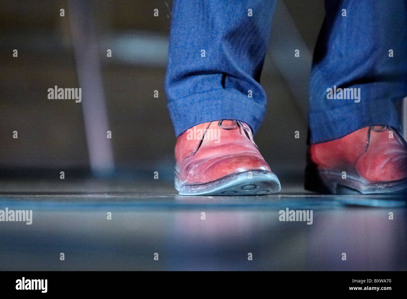 Hombre Zapatos Rojos Fotos e Imágenes de stock - Alamy