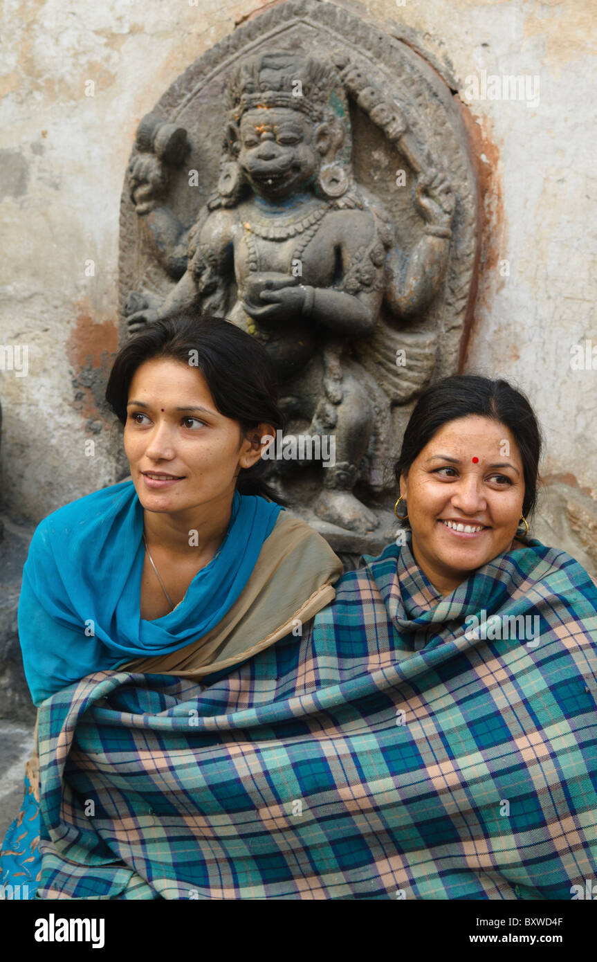 Las mujeres nepalesas en el templo Swayambunath en Katmandú Foto de stock