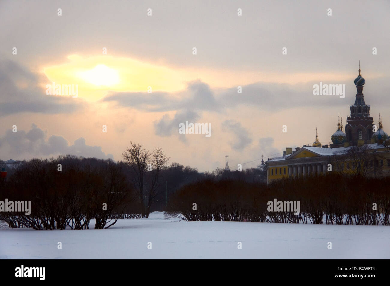 Puesta de sol de invierno en San Petersburgo, Rusia. Foto de stock