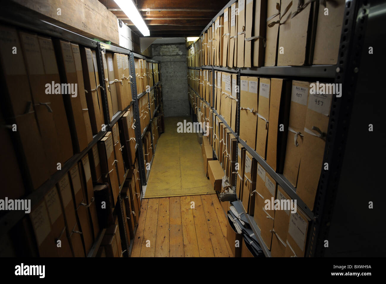 Cajas llenas de registros públicos archivados en la oficina de registro de East Sussex en Lewes Foto de stock