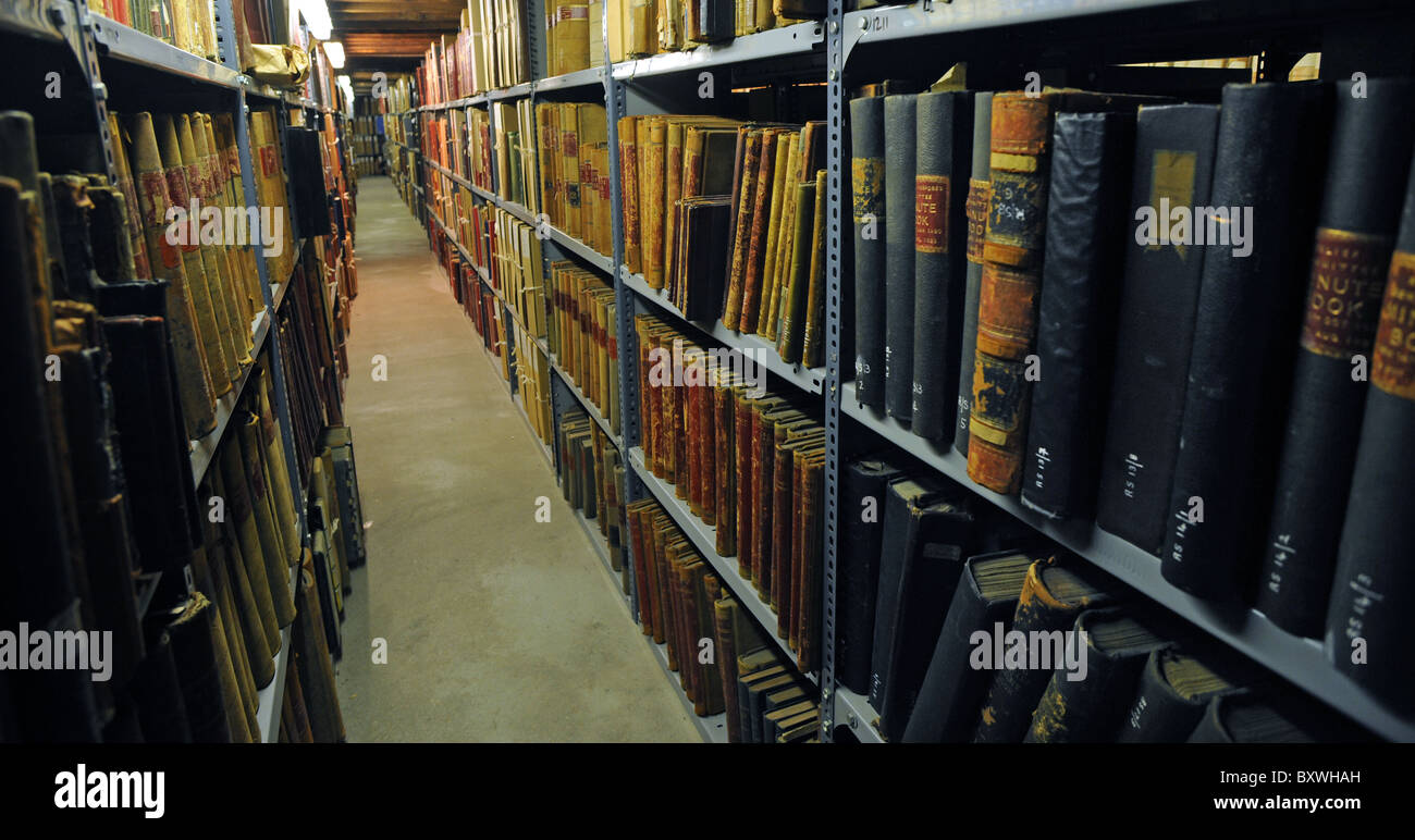 Viejo booksfull de registros archivados en la oficina de registro de East Sussex en Lewes Foto de stock
