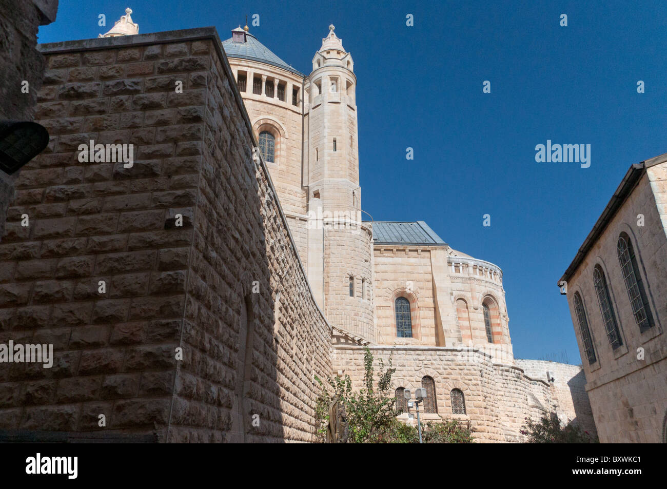 La Dormición Abadía es una estructura masiva que se eleva sobre el monte de Sión, justo fuera de la Puerta de Sión. Foto de stock