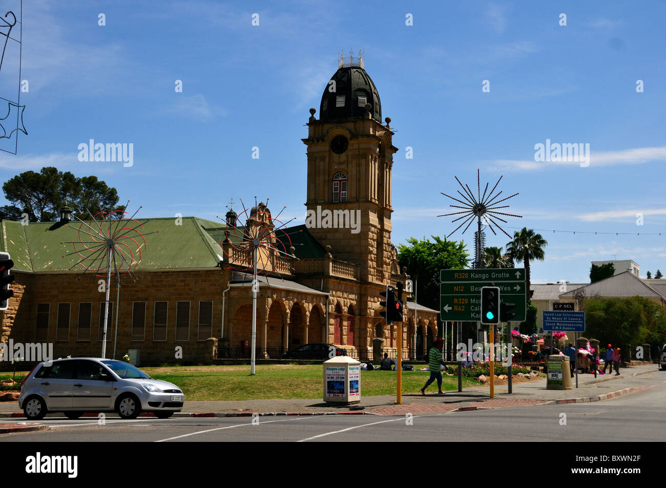 La torre de una iglesia en una ciudad pequeña. Sudáfrica. Foto de stock