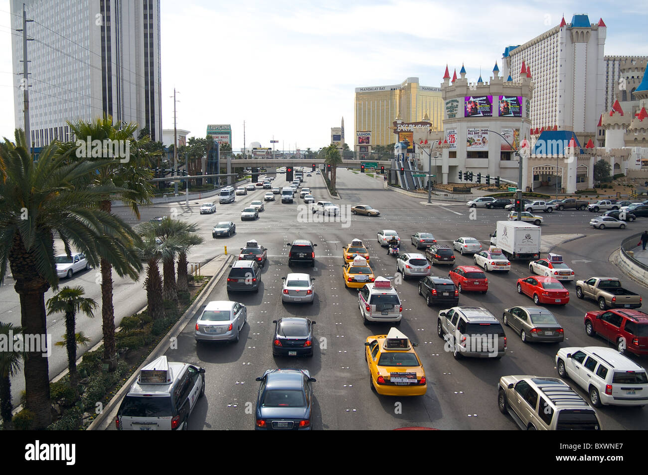 Vehículos en una intersección en el Strip de Las Vegas. Foto de stock