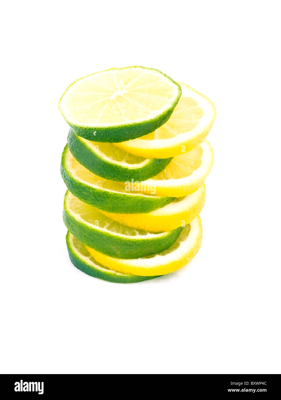 Imagen de rodajas de limón y lima sobre fondo blanco. Foto de stock