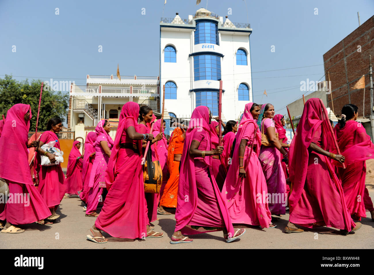 Ciudad de la India Banda , rally de movimiento de mujeres Gulabi gang con su líder Sampat Pal Devi, la mujer en rosa sari, luchar contra la violencia contra las mujeres Foto de stock