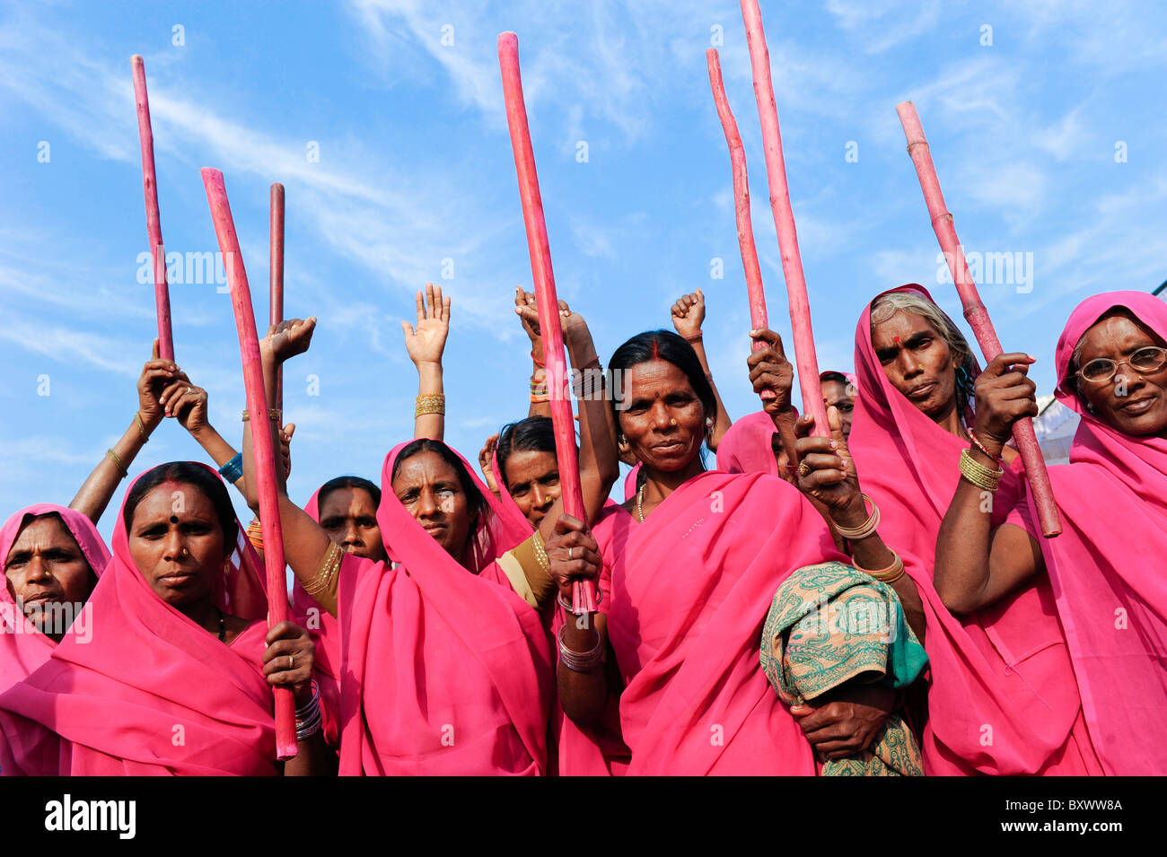Ciudad de la India Banda , rally de movimiento de mujeres Gulabi gang con su líder Sampat Pal Devi, la mujer en rosa sari, luchar contra la violencia contra las mujeres Foto de stock