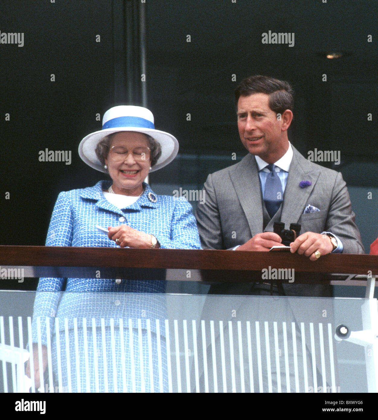 La reina Isabel II y el Príncipe Charles en el Epsom Derby, Gran Bretaña Foto de stock