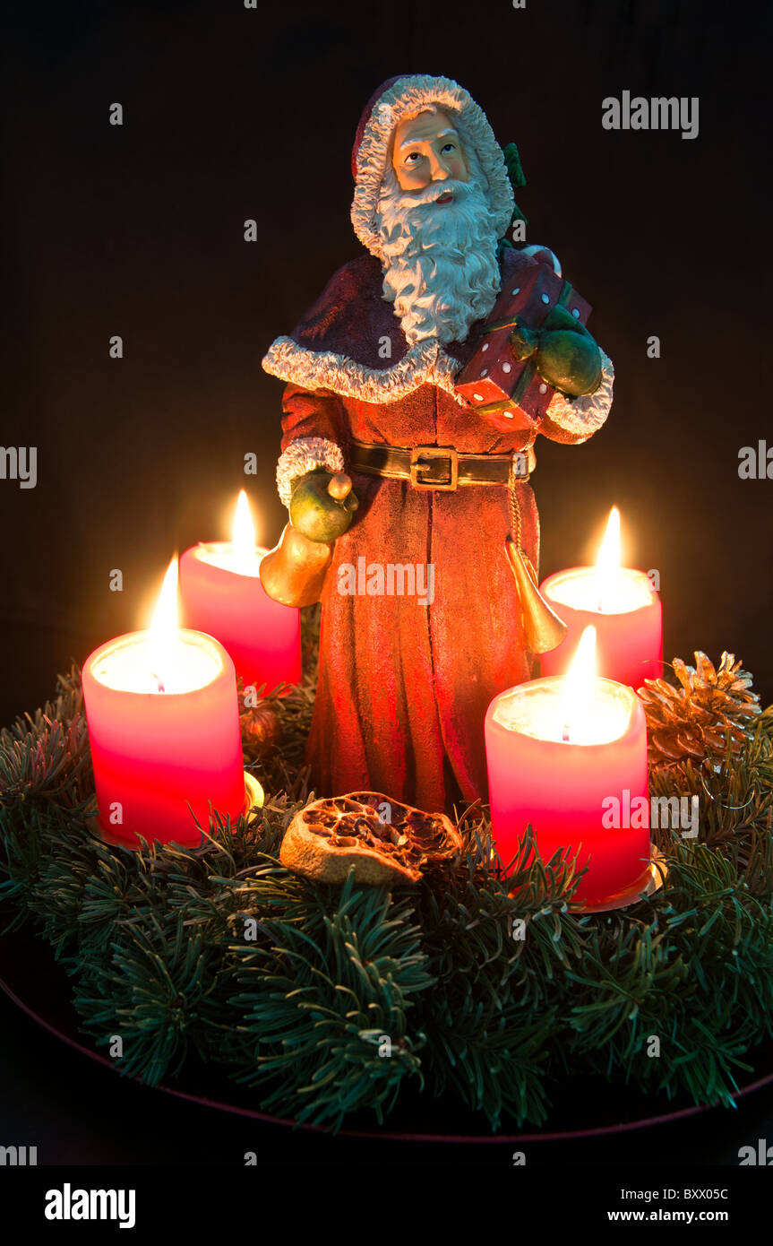 Guirnalda de navidad con velas encendidas y Santa Claus Foto de stock