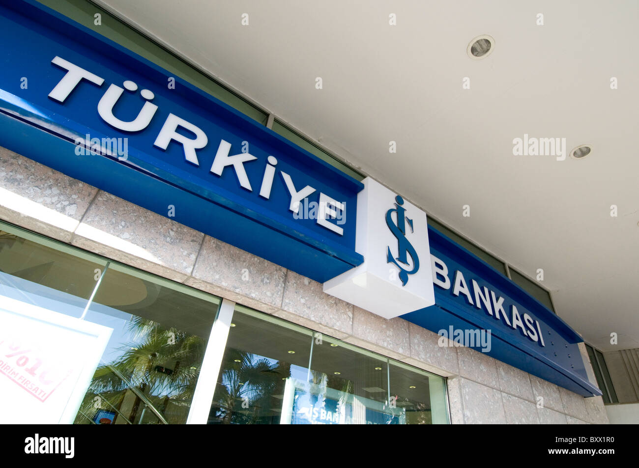 Türkiye İş Bankasi Turquía banca banco turco Fotografía de stock - Alamy