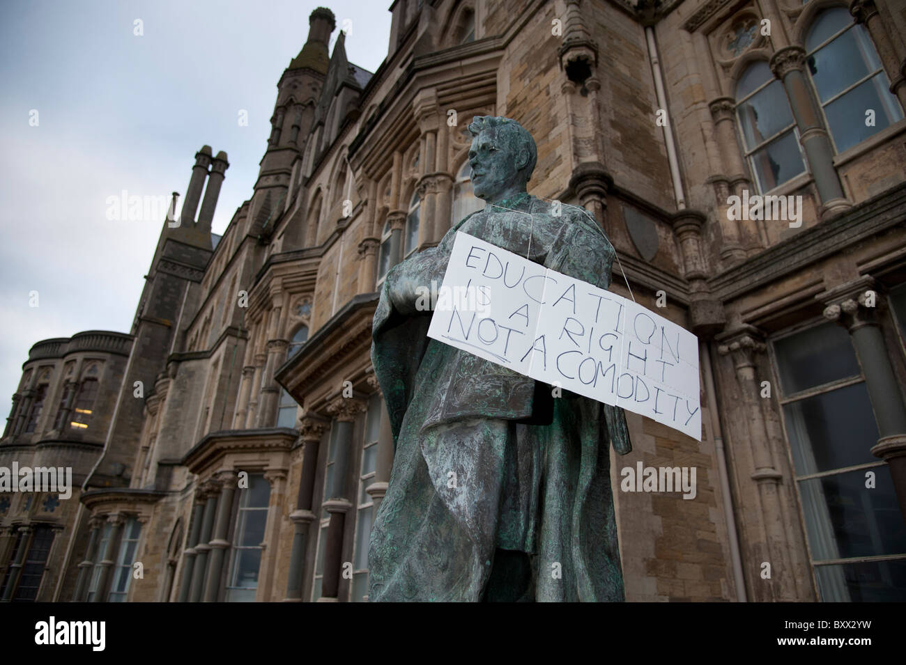 Los estudiantes de la universidad de Aberystwyth protestando por los recortes previstos en la financiación de la educación superior, REINO UNIDO Foto de stock
