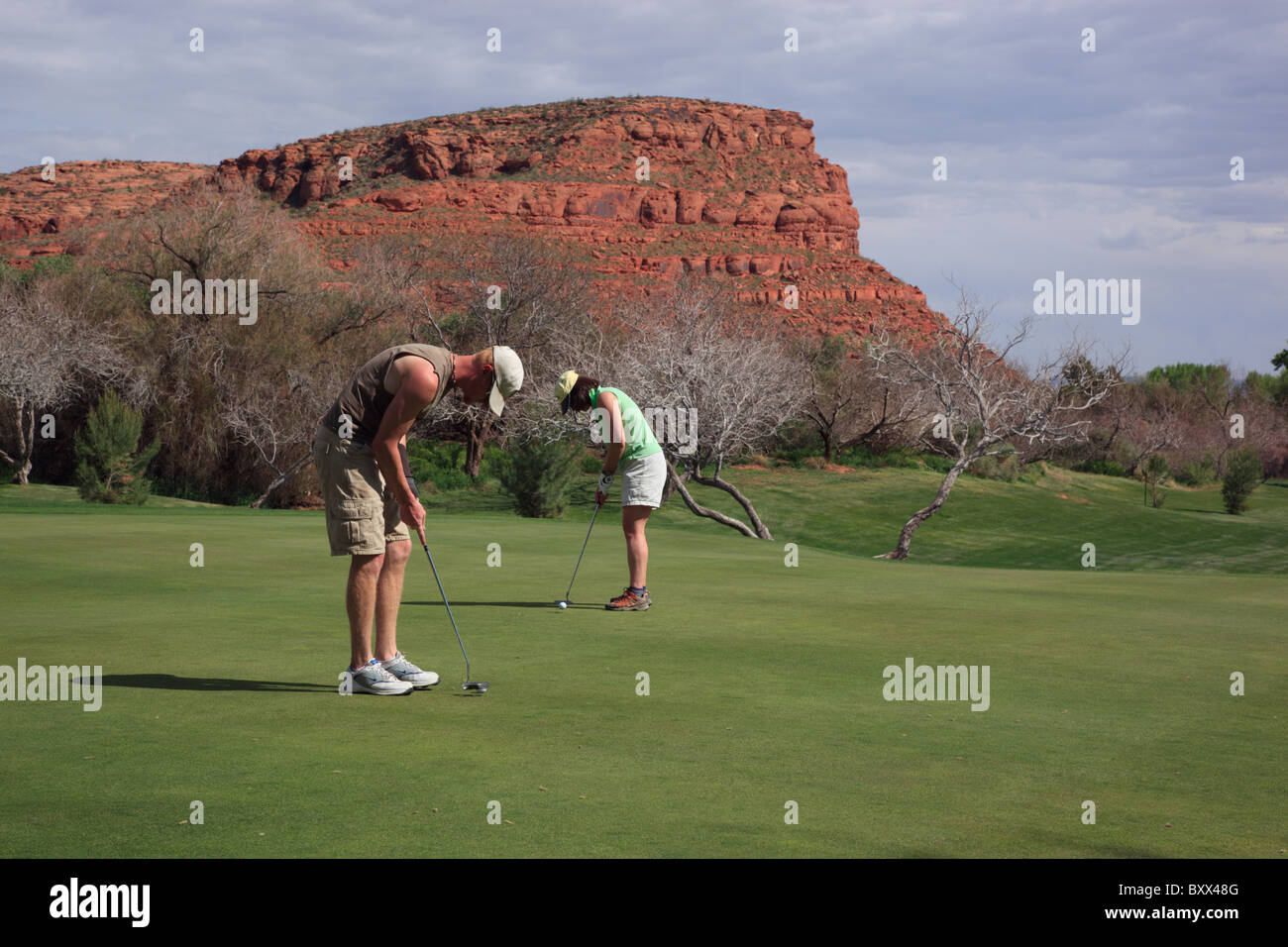 Los golfistas poniendo en Dixie Red Hills Golf Course en St George, Utah, EE.UU.. Foto de stock