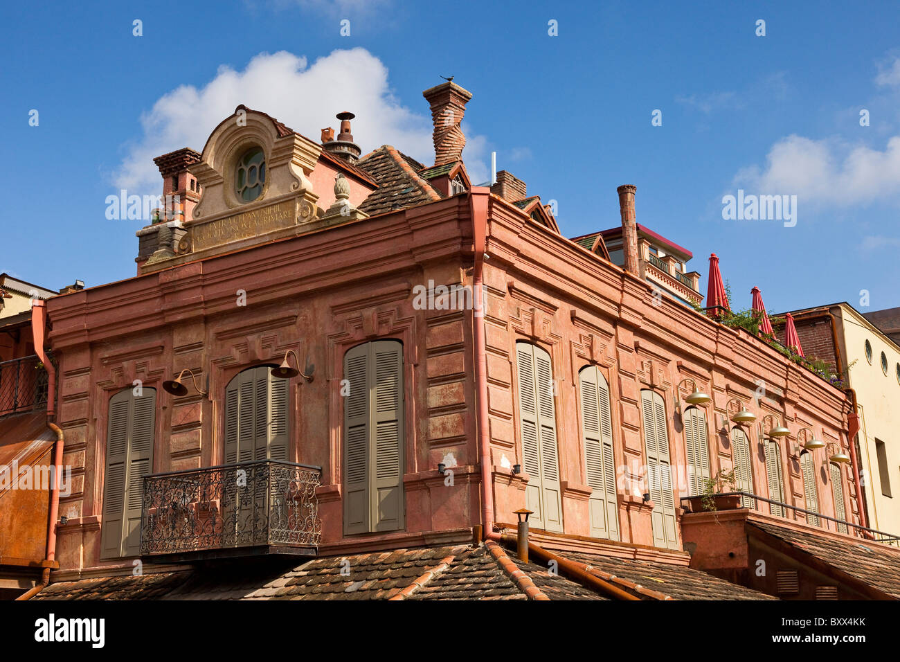Edificio recientemente restaurado en el casco antiguo de Tbilisi, Kala, Georgia. JMH4005 Foto de stock