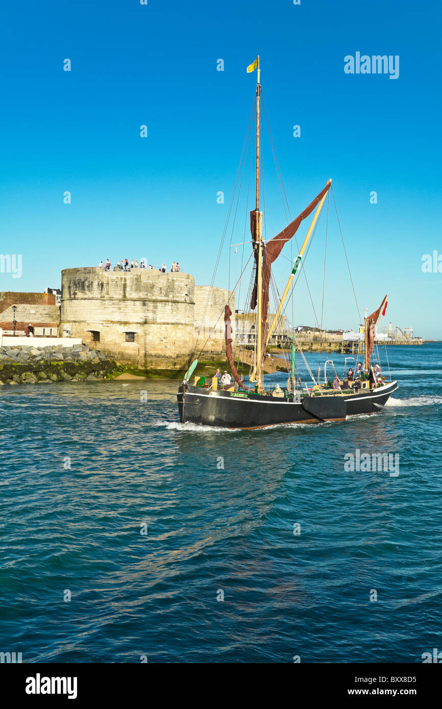 Támesis barcaza Alice entrando en el puerto de Portsmouth en Inglaterra Foto de stock